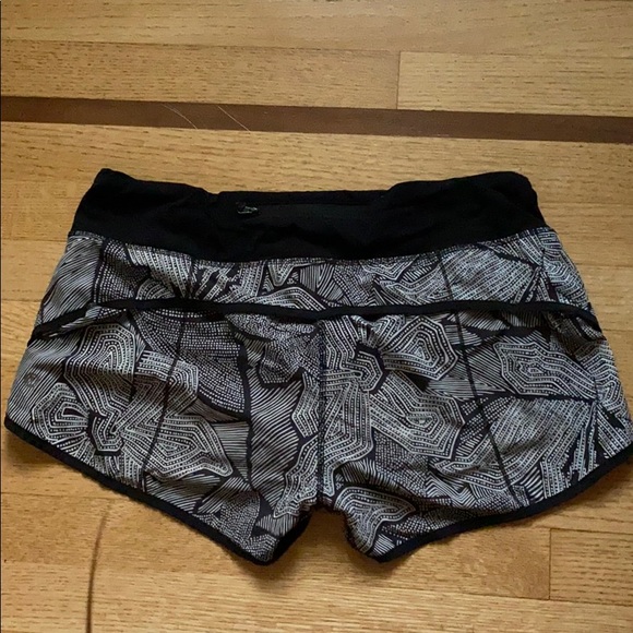 Lululemon Top Speed Shorts - Picture 3 of 4